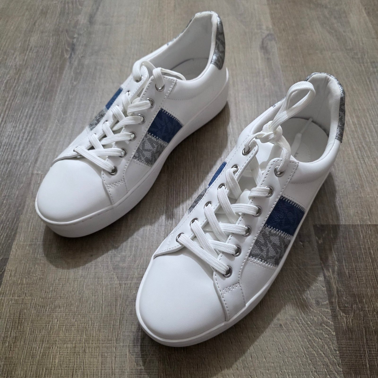 Michael Kors Women’s White Low-Top Sneakers Size 8.5 Blue Silver Stripe
